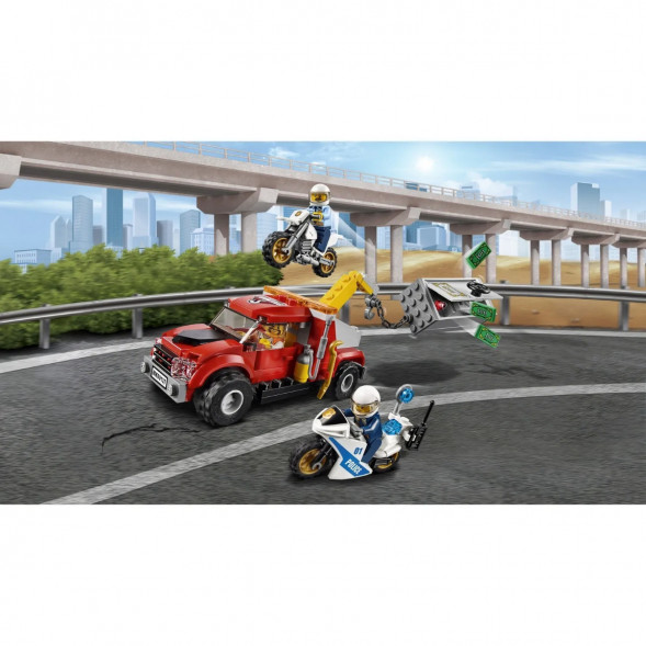 Конструктор LEGO City Police 60137 Побег на буксировщике в Красноярске